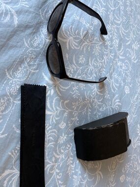 Black Women's Sunglasses with Case and Cleaning Cloth